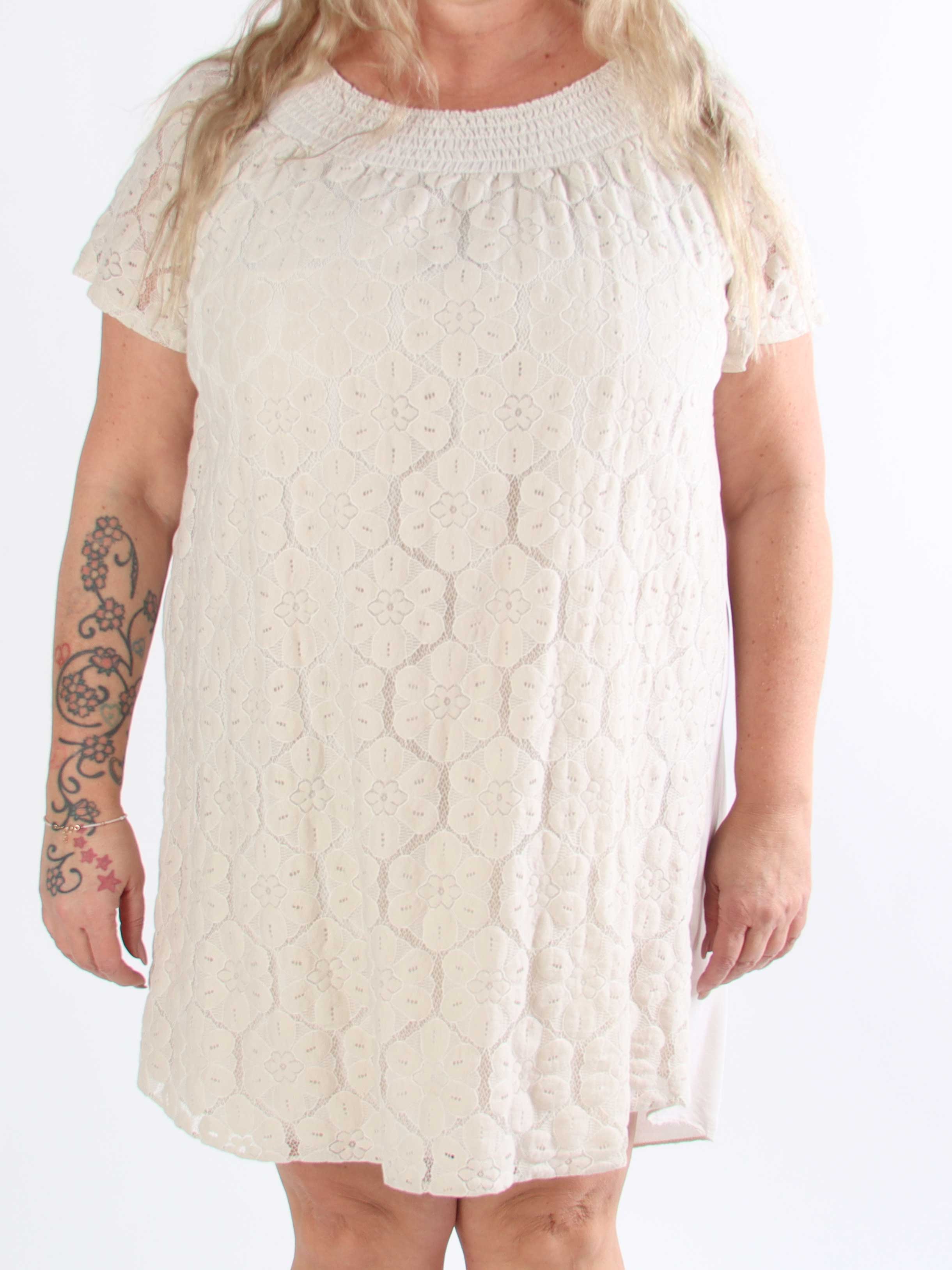 Fjola - Plus size tunikaklänning i bomull med spets fram